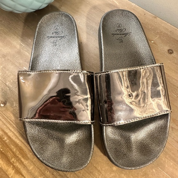 Stylish Metallic Slide Sandals - Picture 2 of 3